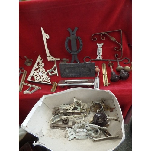 114 - BOX OF MIXED METALWARES TO INCLUDE CAST IRON LETTER BOX,  HORSE SHOE KNOCKER, METAL BRACKETS, ORNATE... 