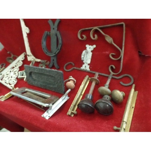 114 - BOX OF MIXED METALWARES TO INCLUDE CAST IRON LETTER BOX,  HORSE SHOE KNOCKER, METAL BRACKETS, ORNATE... 