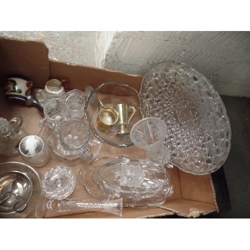 135 - CRATE OF MIXED GLASSWARE, METAL ITEMS AND CERAMICS INCLUDING JUGS, PLATTER, VASES, CAKE STAND