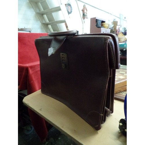 184 - BROWN LEATHER TRADITIONAL STYLE BRIEFCASE