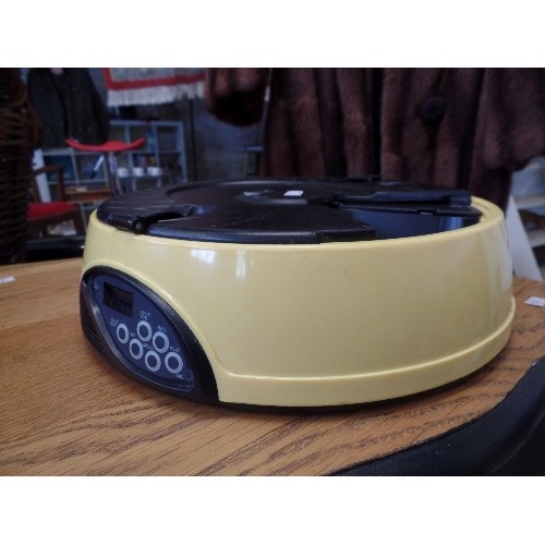 205 - BATTERY OPERATED AUTOMATIC PET FEEDER