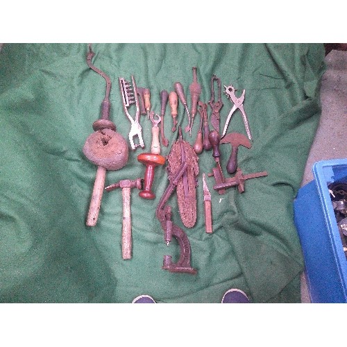 400A - A SELECTION OF VICTORIAN AND EARLY 20TH CENTURY SADDLERS TOOLS (HOWELL SADDLERS, GLINTON & CROWLAND)... 