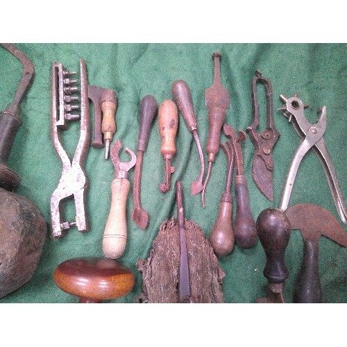 400A - A SELECTION OF VICTORIAN AND EARLY 20TH CENTURY SADDLERS TOOLS (HOWELL SADDLERS, GLINTON & CROWLAND)... 