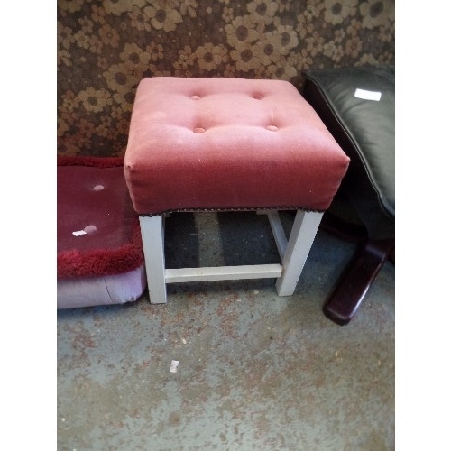 314 - 3 X FOOTSTOOLS, INC A BLACK LEATHER 'STRESSLESS STYLE' AND 2 X SMALL PINK DRALON.