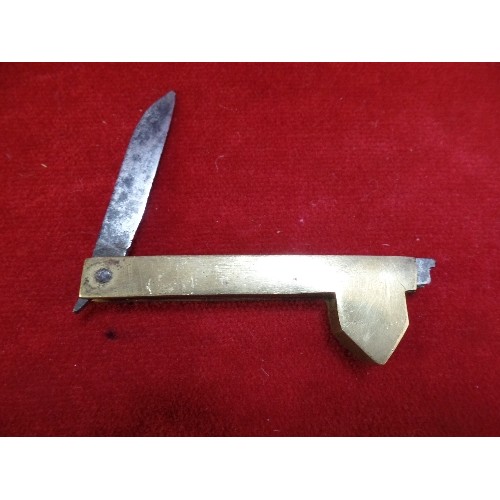 298 - A GEORGIAN FLEAM WITH THREE BLOOD LETTING BLADES AND PENKNIFE BLADE - MARKED 