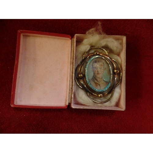 20 - A PINCHBECK DOUBLE PICTURE LOCKET WITH A PHOTOGRAPH OF A WW1 SOLDIER