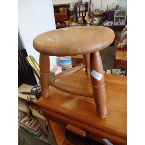 334 - 3 LEGGED WOODEN MILKING STOOL WITH TURNED LEGS.