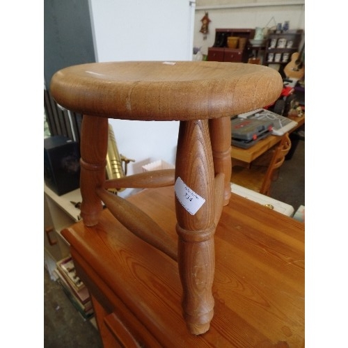 334 - 3 LEGGED WOODEN MILKING STOOL WITH TURNED LEGS.