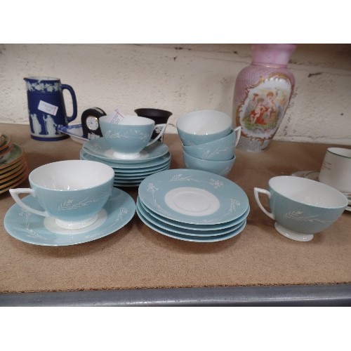 213 - A MINTON BONE CHINA 18 PIECE TEASET IN TURQUOISE CAMEO PATTERN