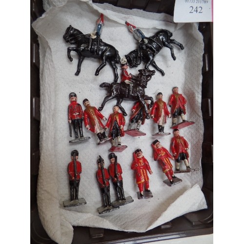 242 - A COLLECTION OF LEAD SOLDIERS - HOUSEHOLD CAVALRY, YEOMEN OF THE GUARD ETC  - 15 IN TOTAL