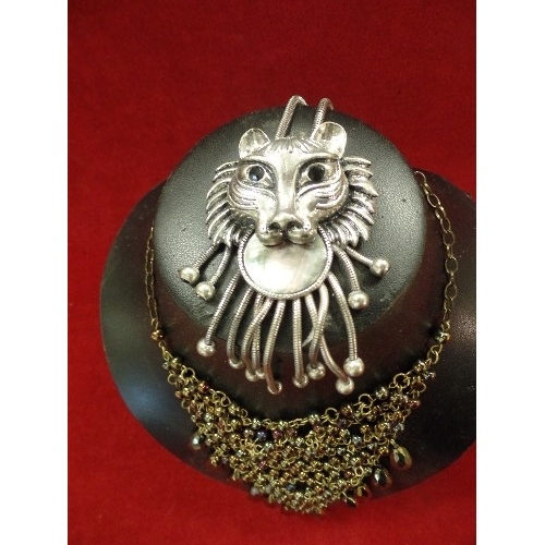 20 - UNUSUAL COSTUME JEWELLERY INCLUDING A BOLO TIE WITH LION HEAD HOLDING A MOTHER OF PEARL DISC AND AN ... 