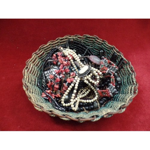 24 - BASKET OF GOOD COSTUME JEWELLERY INCLUDING A BONE CHOKER NECKLACE, CORAL, AGATE SLICE, A VINTAGE GUA... 