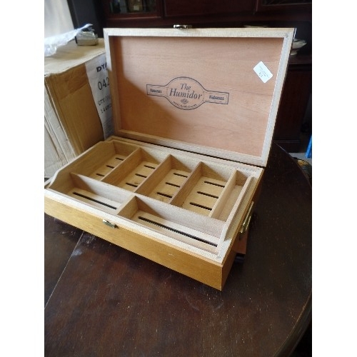 353 - LARGE WOODEN CIGAR BOX. HAVANAS 'THE HUMIDOR' HABANOS.