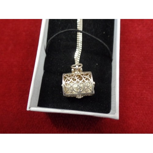 17 - A SILVER VINAIGRETTE IN SHAPE OF BOX ON SILVER CHAIN IN PRESENTION BOX