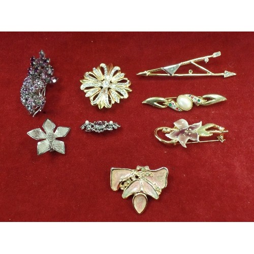 28 - SELECTION OF VINTAGE & MODERN BROOCHES, INCLUDING A DOUBLE ARROW GILT METAL BROOCH, ENAMELLED FLOWER... 