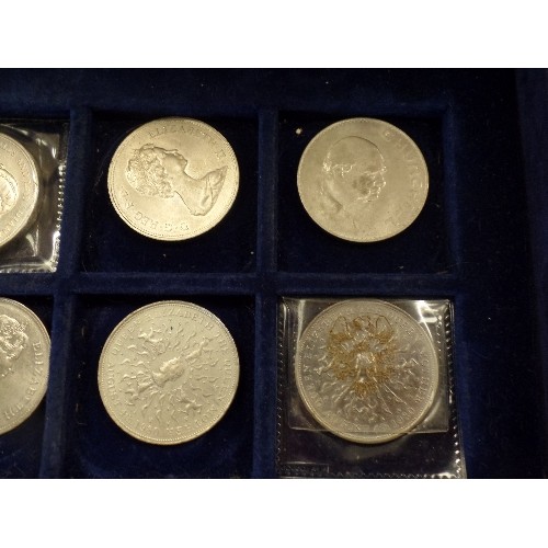 29 - COLLECTION OF 12 BRITISH CROWN COINS IN A BOX. INCLUDES CHURCHILL 1965, QUEEN MOTHER 1980, SILVER WE... 