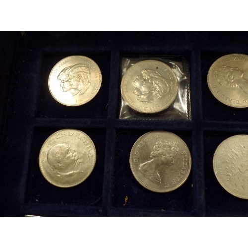 29 - COLLECTION OF 12 BRITISH CROWN COINS IN A BOX. INCLUDES CHURCHILL 1965, QUEEN MOTHER 1980, SILVER WE... 