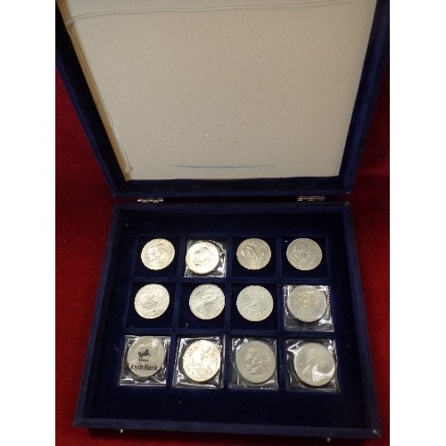 29 - COLLECTION OF 12 BRITISH CROWN COINS IN A BOX. INCLUDES CHURCHILL 1965, QUEEN MOTHER 1980, SILVER WE... 