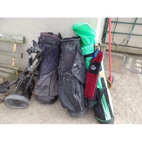 468 - SOUNDER GOLF CLUBS IN BAG WITH 2 SPARE GOLF BAGS AND A GOLF TROLLEY