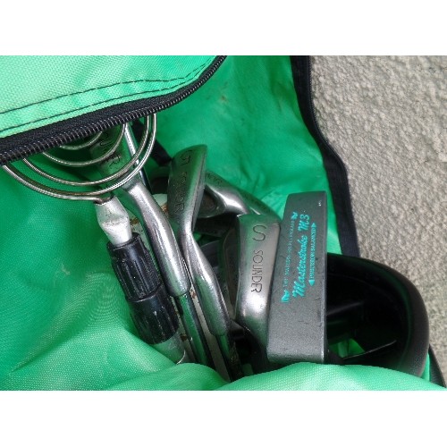 468 - SOUNDER GOLF CLUBS IN BAG WITH 2 SPARE GOLF BAGS AND A GOLF TROLLEY