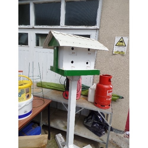 471 - LARGE WOODEN PAINTED BIRD HOUSE ON PEDESTAL APPROX 5.5FT