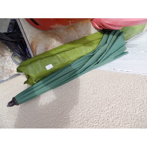 473 - GREEN PARASOL WITH GROUND SPIKE PLUS A ROTARY WASHING LINE WITH COVER