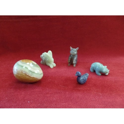 8 - INTERESTING COLLECTION OF STONE AND AGATES IN A BOX, INCLUDES ONYX EGG, JADE BEAR WITH FISH (PROBABL... 