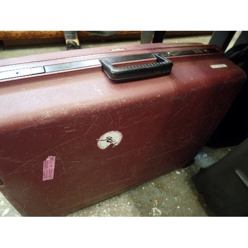 202A - 8 MIXED SUITCASES