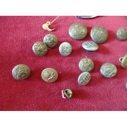 39 - BOX OF VINTAGE MILITARY BUTTONS & BADGES.  INCLUDES RAF BUTTONS, ROYAL ARTILLERY, WHITE METAL 