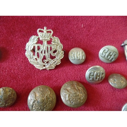 39 - BOX OF VINTAGE MILITARY BUTTONS & BADGES.  INCLUDES RAF BUTTONS, ROYAL ARTILLERY, WHITE METAL 