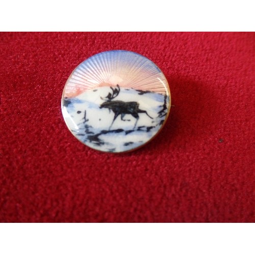 42 - BEAUTIFUL VINTAGE NORWEGIAN SILVER GILT AND ENAMEL BROOCH DECORATED WITH A REINDEER AND SUNRISE - 2.... 