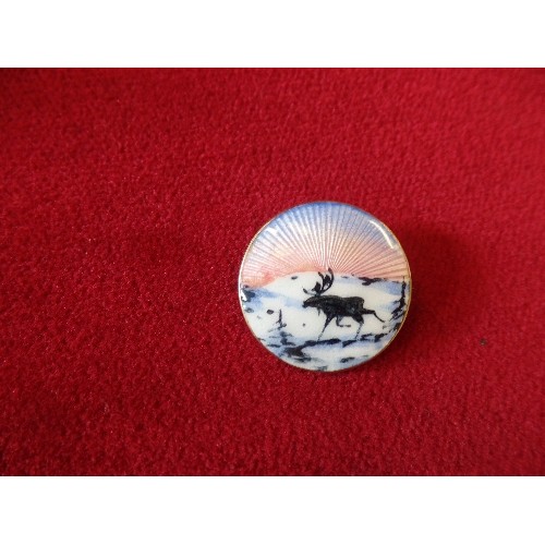 42 - BEAUTIFUL VINTAGE NORWEGIAN SILVER GILT AND ENAMEL BROOCH DECORATED WITH A REINDEER AND SUNRISE - 2.... 