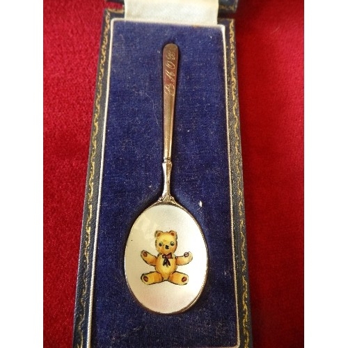 44 - STERLING SILVER CHILD'S SPOON WITH ENAMELLED TEDDY BEAR DESIGN, BIRM 1967, F.C. PARRY LTD. IN A FITT... 