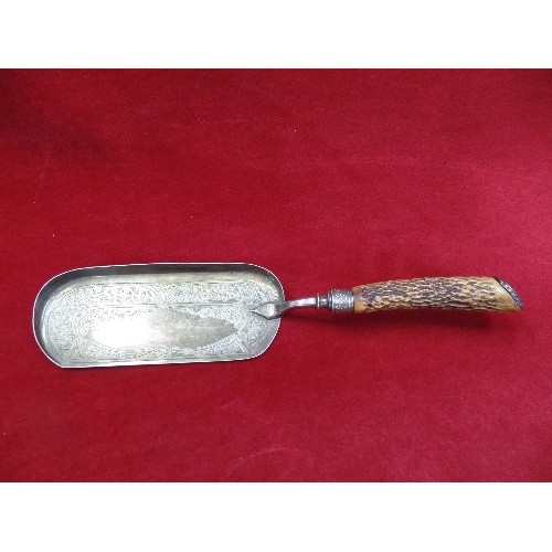 69 - AN EDWARDIAN HORN HANDLED CRUMB SCOOP WITH SILVER COLLAR - SHEFFIELD 1906 AND A WOODEN HANDLED BRUSH