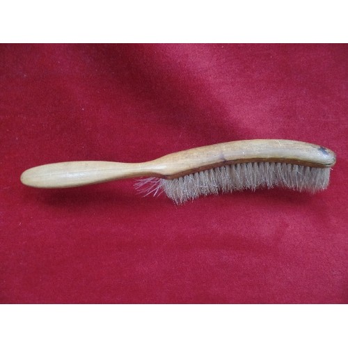 69 - AN EDWARDIAN HORN HANDLED CRUMB SCOOP WITH SILVER COLLAR - SHEFFIELD 1906 AND A WOODEN HANDLED BRUSH