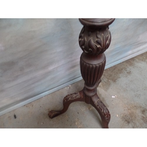 99 - A FINE QUALITY VICTORIAN MAHOGANY TORCHERE PLANT STAND WITH TURNED AND FLUTED COLUMN WITH ACANTHUS L... 