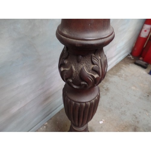 99 - A FINE QUALITY VICTORIAN MAHOGANY TORCHERE PLANT STAND WITH TURNED AND FLUTED COLUMN WITH ACANTHUS L... 