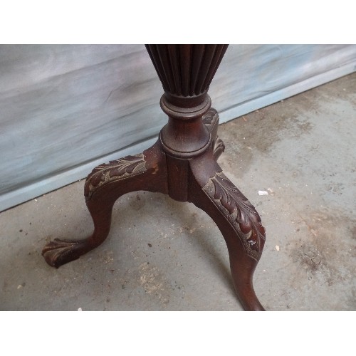 99 - A FINE QUALITY VICTORIAN MAHOGANY TORCHERE PLANT STAND WITH TURNED AND FLUTED COLUMN WITH ACANTHUS L... 