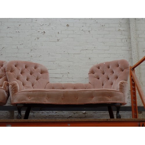 107 - AN EARLY 20TH CENTURY VICTORIAN STYLE DOUBLE ENDED CHAISE LONGUE ON QUEEN ANNE LEGS WITH BALL & CLAW... 