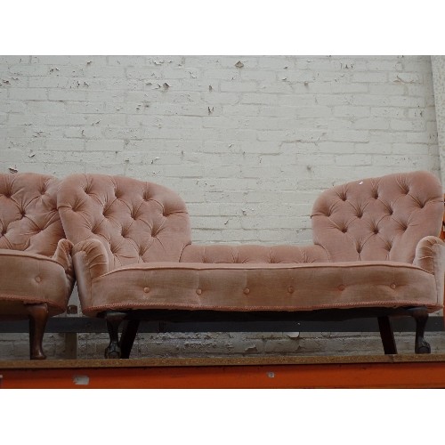 107 - AN EARLY 20TH CENTURY VICTORIAN STYLE DOUBLE ENDED CHAISE LONGUE ON QUEEN ANNE LEGS WITH BALL & CLAW... 