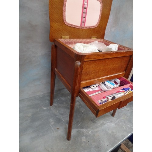 116 - A CIRCA 1940'S OAK VENEERED SEWING BOX WITH DRAWER - CONTENTS OF SEWING ITEMS