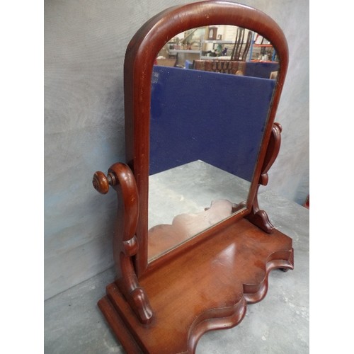 114 - A VICTORIAN MAHOGANY DRESSING TABLE MIRROR