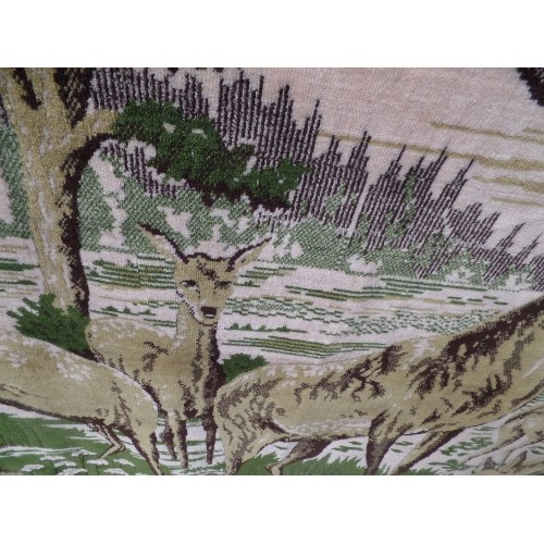 147 - LARGE CHENILLE FRINGED THROW OR WALL HANGING IN FOREST GREEN AND FAWN COLOURWAY WITH A DESIGN OF DEE... 