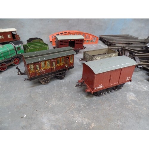 240 - A VINTAGE HORNBY 0 GAUGE TINPLATE CLOCKWORK TRAIN SET WITH LOCOMOTIVE ,TENDER, PRE WAR LNER CARRIAGE... 