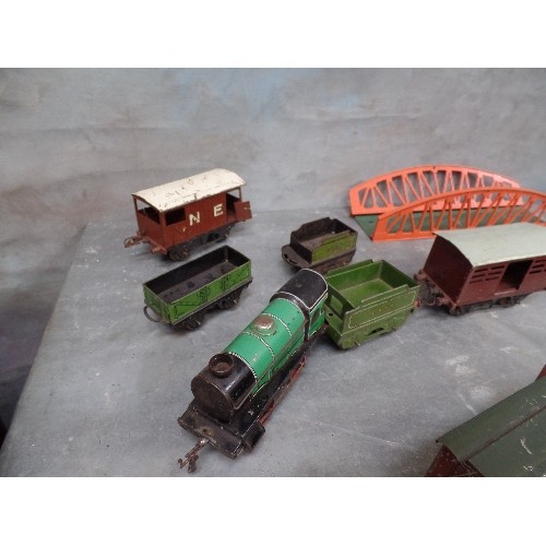 240 - A VINTAGE HORNBY 0 GAUGE TINPLATE CLOCKWORK TRAIN SET WITH LOCOMOTIVE ,TENDER, PRE WAR LNER CARRIAGE... 