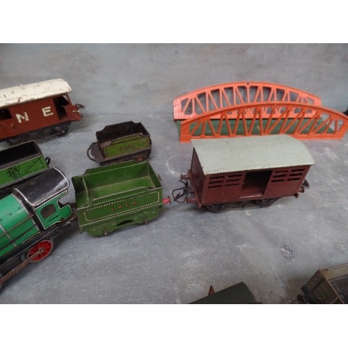 240 - A VINTAGE HORNBY 0 GAUGE TINPLATE CLOCKWORK TRAIN SET WITH LOCOMOTIVE ,TENDER, PRE WAR LNER CARRIAGE... 