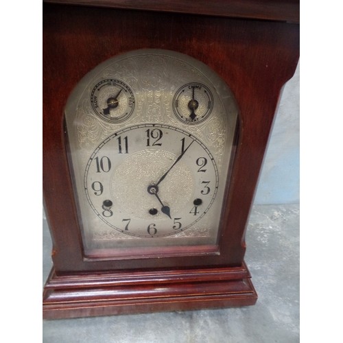 200 - A GOOD QUALITY EARLY 20TH CENTURY MANTLE CLOCK, WESTMINSTER CHIMES ON THE QUARTER HOURS - SILVERED D... 