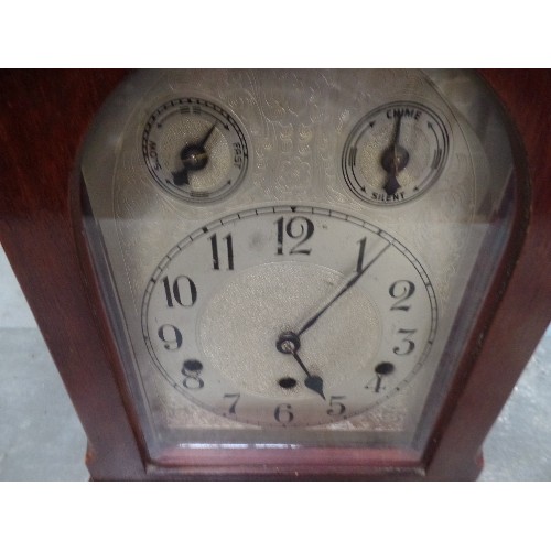 200 - A GOOD QUALITY EARLY 20TH CENTURY MANTLE CLOCK, WESTMINSTER CHIMES ON THE QUARTER HOURS - SILVERED D... 