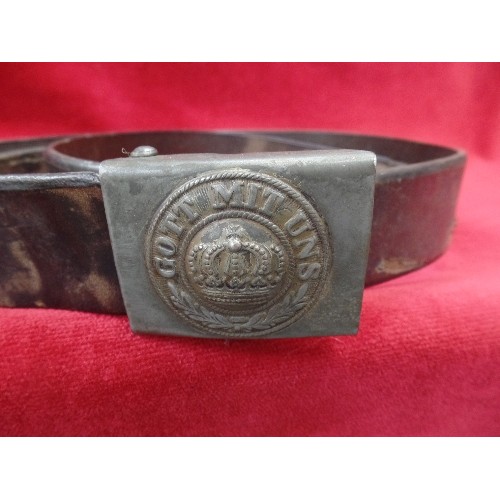 189 - A WW1 GERMAN OFFICERS LEATHER BELT, THE BUCKLE WITH IMPERIAL CROWN AND MOTTO 