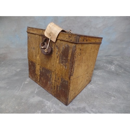 296 - A VERY RARE LATE 18TH OR EARLY 19TH CENTURY TOLEWARE STAGE COACH OR CARRIAGE TRUNK - SHAPED BOTTOM T... 